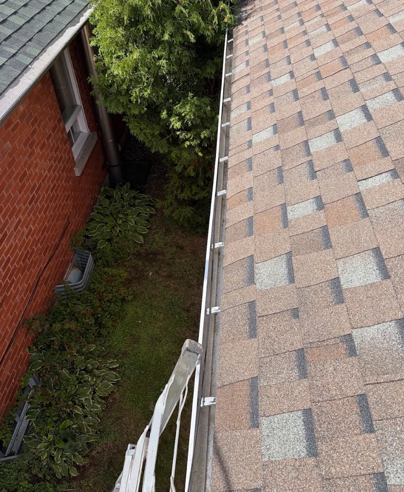 Vue rapprochée des gouttières et de la toiture