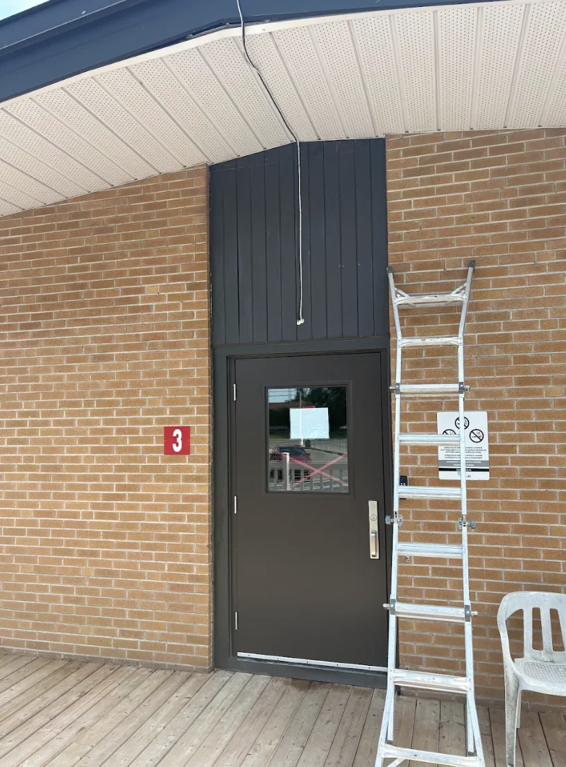 Panneau extérieur dégagé après le retrait de l’affichage