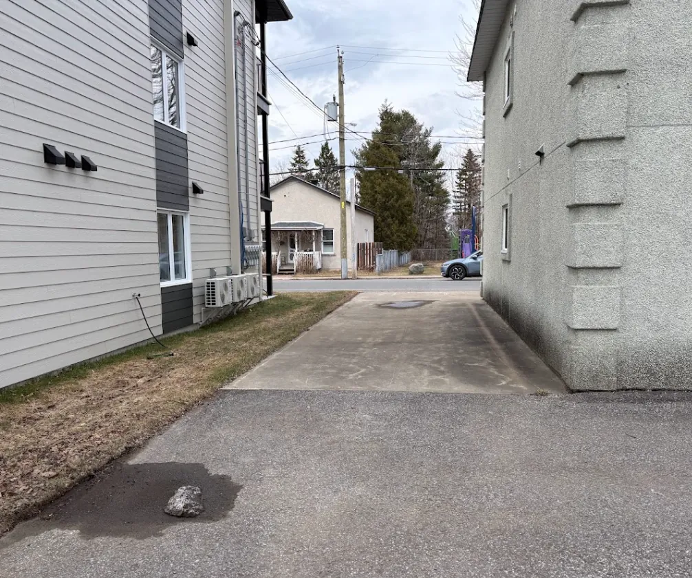 Accès extérieur entre deux immeubles locatifs
