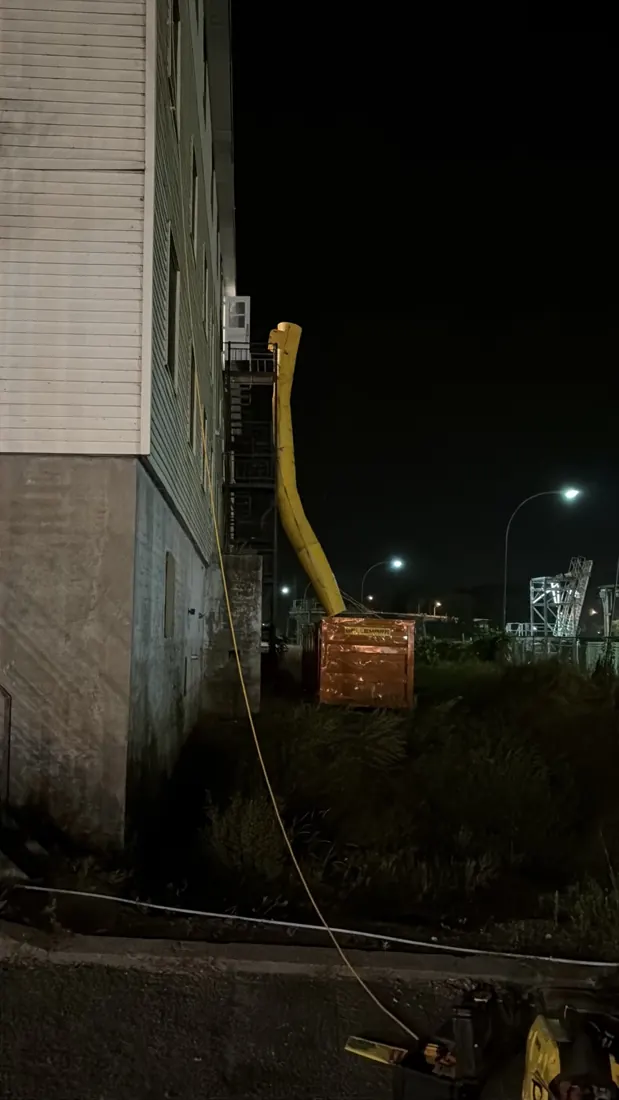 Chantier de nuit avec conteneur et dispositif d’évacuation
