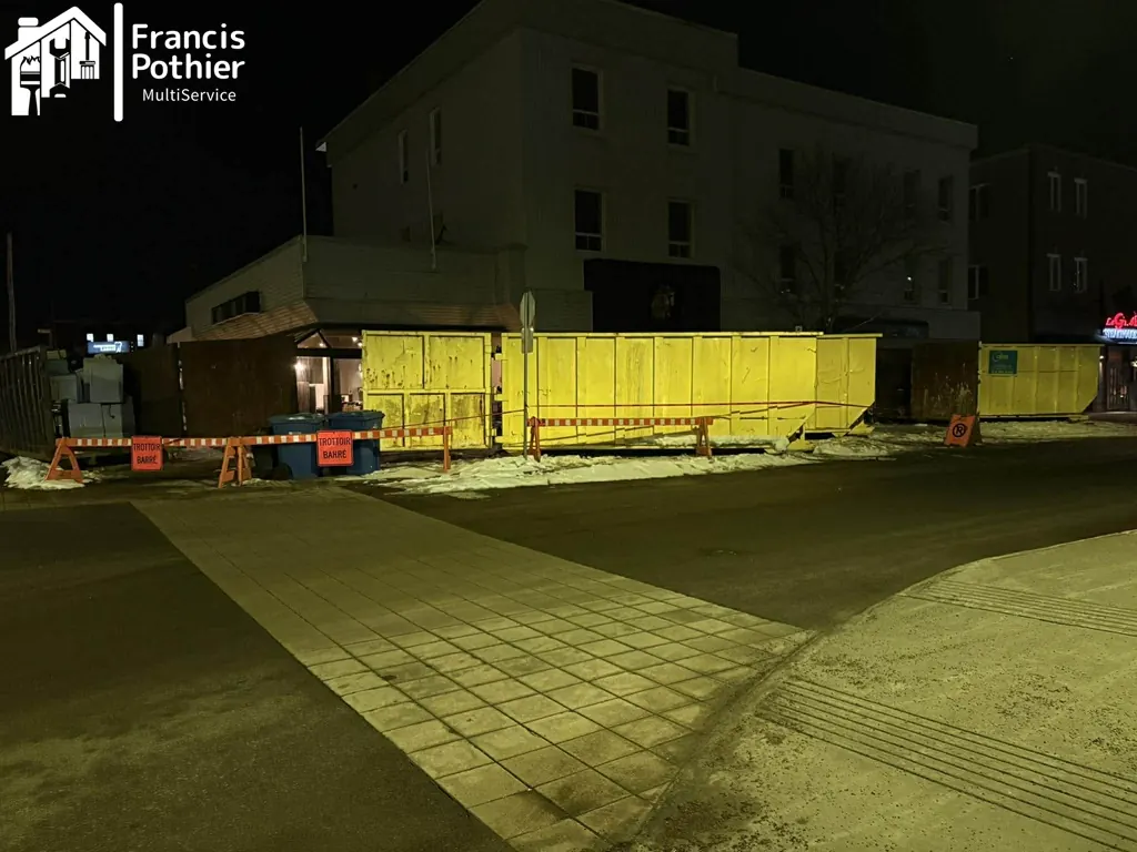 Conteneurs et installations temporaires sur un chantier de nuit