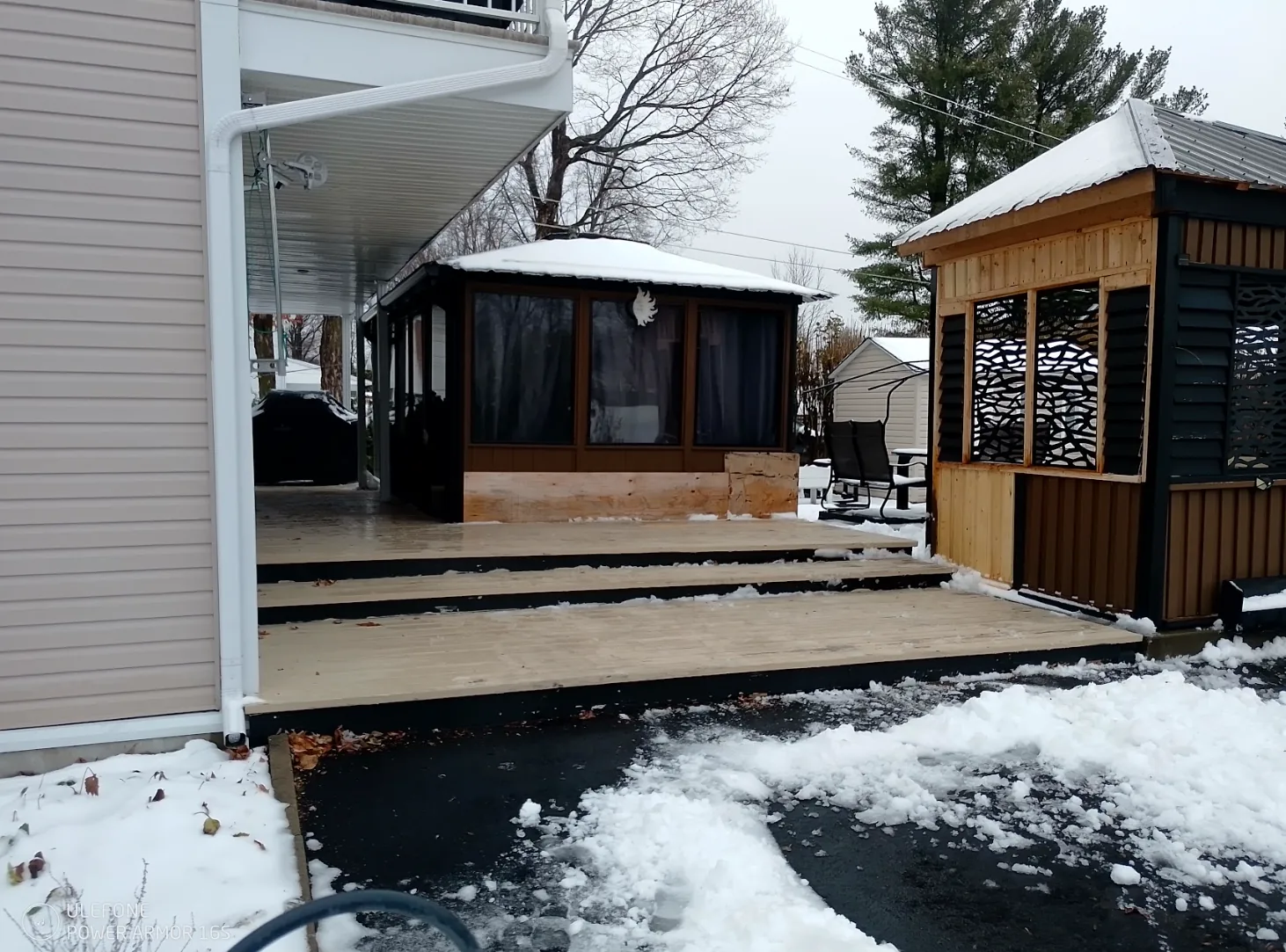 Terrasse et marches extérieures dégagées en hiver