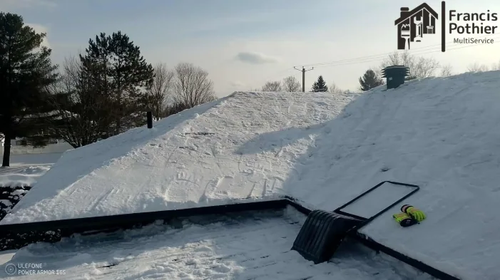 Accumulation de neige sur toiture inclinée