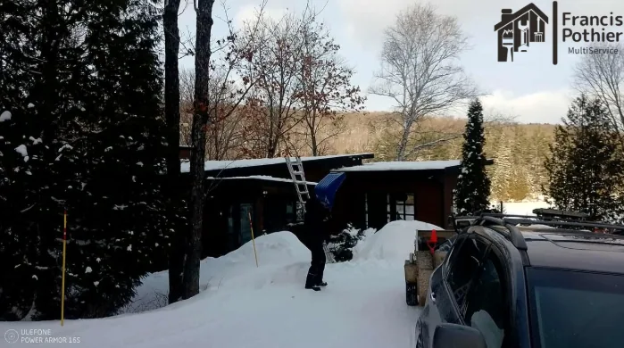 Intervention hivernale sur une toiture