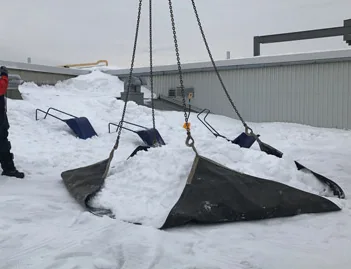 Manutention de neige avec équipement de levage sur toiture