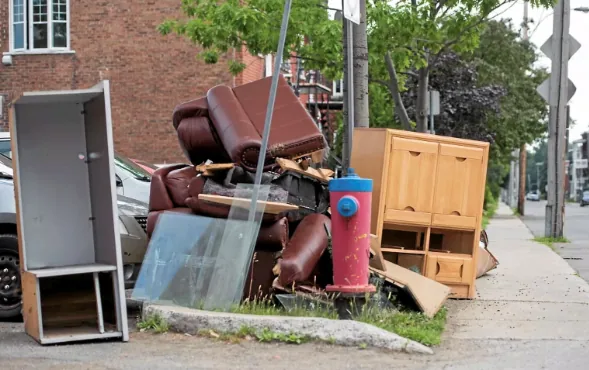 Objets encombrants et mobilier déposés près du trottoir