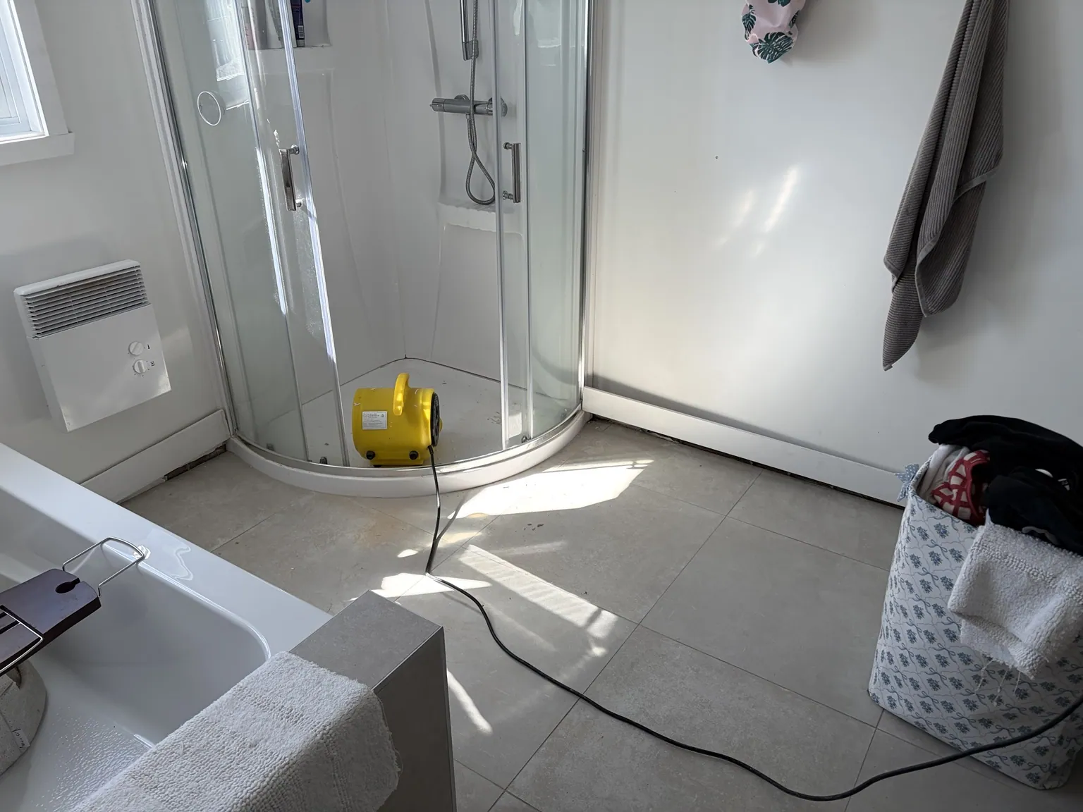 Douche et équipement utilisé pour intervention sur un joint de silicone