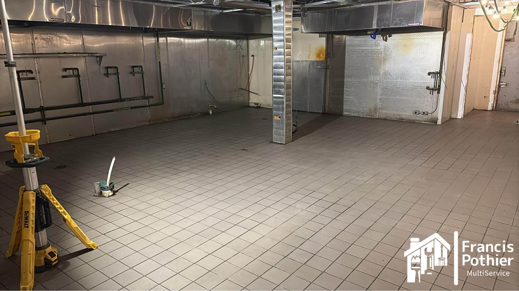 Nettoyage du plancher de la cuisine