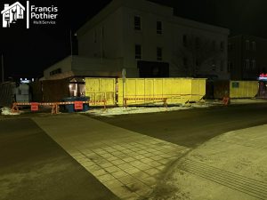 Vue de l'extérieur, plusieurs conteneurs sur le site.