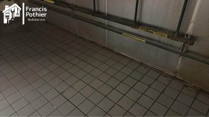 Nettoyage du plancher de la cuisine