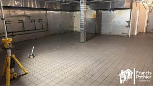 Nettoyage du plancher de la cuisine