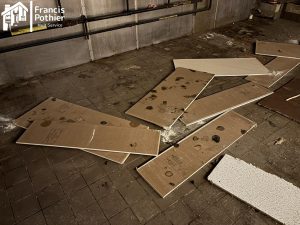 Tuiles de plafond suspendu contaminées