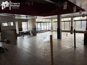 Salle à manger avant nettoyage